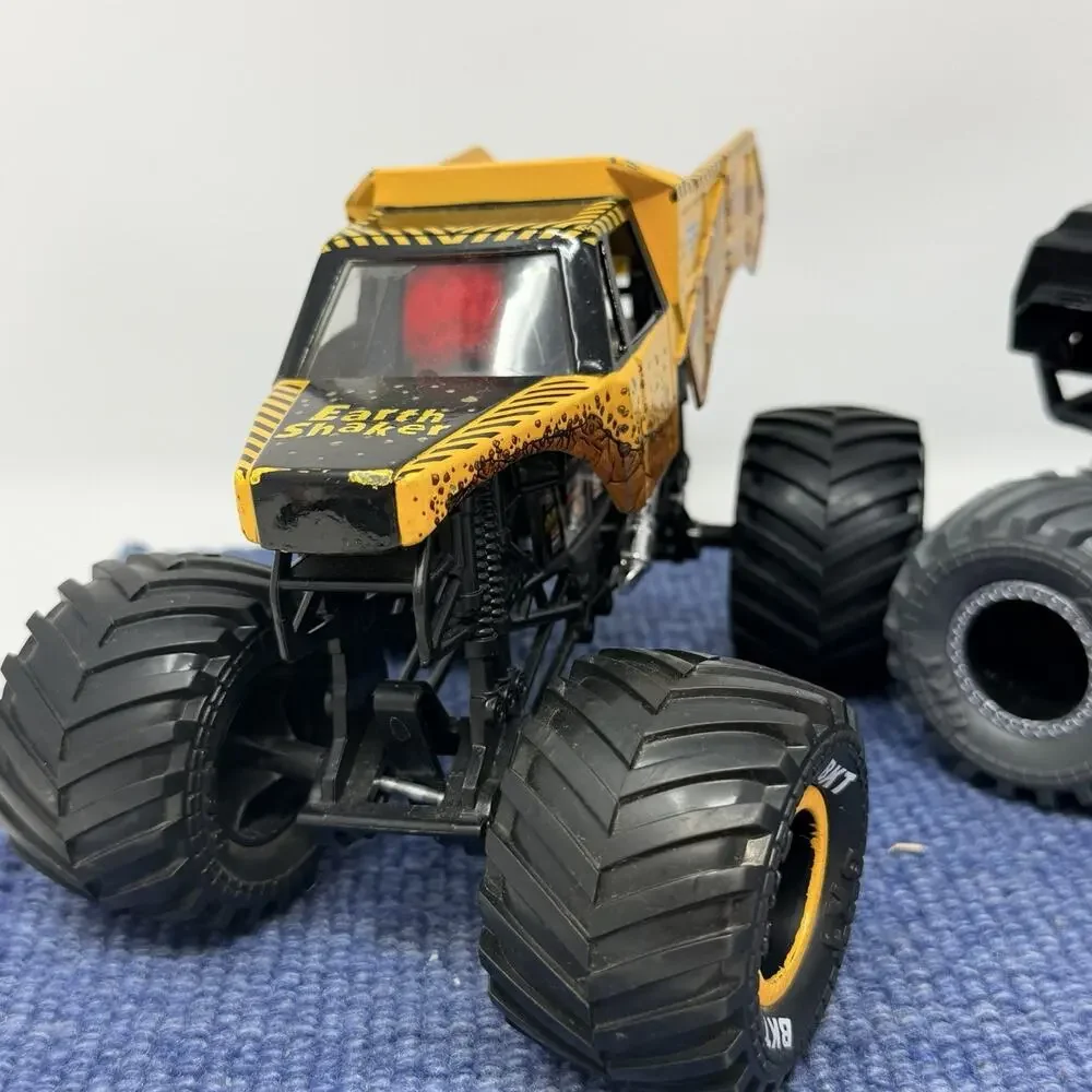 2 Earth Shaker Monster Jam Truck 1/24 Scale BKT 2022 909 Big One